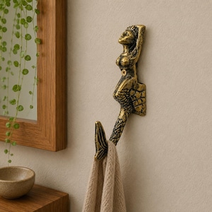 Gancio da parete a forma di sirena con finitura in ottone / Gancio appendiabiti nautico / Gancio portasciugamani fatto a mano / Appendiabiti da parete in ottone anticato / Decorazione per bagno in stile casa al mare