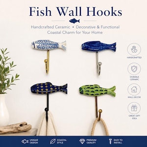 Könnte beinhalten: Vier keramische Fisch-Wandhaken in Blau- und Grüntönen mit goldenen, silbernen und schwarzen Metallhaken. Die Haken werden an einer weißen Wand mit dem Text "Fish Wall Hooks" und "Handcrafted Ceramic Decorative & Functional Coastal Charm for Your Home" gezeigt.