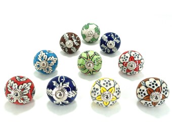 Puxadores de cerâmica pintados à mão, ferragens coloridas para armários com motivos florais.