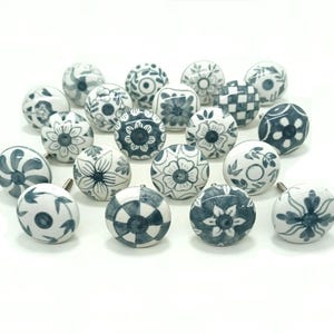 Bouton de tiroir en céramique peint à la main : floral gris et blanc, 1,5 po.