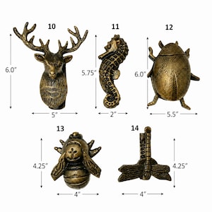 Puede incluir: Una colecci&oacute;n de cinco ganchos de pared de metal en tono lat&oacute;n antiguo con forma de cabeza de ciervo, caballito de mar, escarabajo, abeja y lib&eacute;lula. Cada pieza est&aacute; numerada e incluye dimensiones en pulgadas, de 4 a 6 pulgadas de alto y ancho.