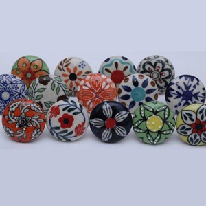 Perilla de cerámica con flores multicolores hecha a mano, tirador para cajón de gabinete imagen 2