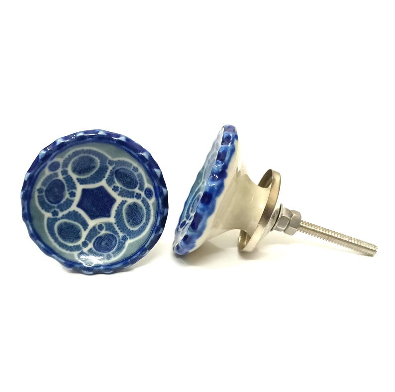 Niebieska, wzorzysta ceramiczna gałka – ręcznie robione okucia meblowe zdjęcie 1