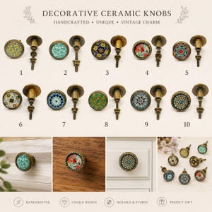 Op de afbeelding: Decoratieve keramische knoppen met diverse kleurrijke ontwerpen. De knoppen hebben een vintage charme en zijn handgemaakt. De afbeelding toont meerdere knoppen met verschillende patronen, waaronder bloemen- en geometrische ontwerpen, met een messingkleurige basis.
