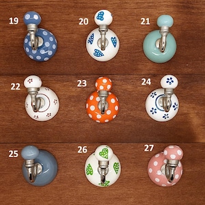 Ensemble de crochets muraux en céramique colorés - Boutons décoratifs floraux et à pois peints à la main pour la décoration intérieure