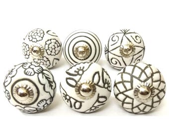 シルバーの金具が付いた手作りの白いセラミックノブ