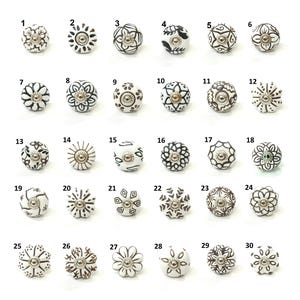 Ręcznie malowane białe ceramiczne gałki, zabytkowe uchwyty do szuflad szafek