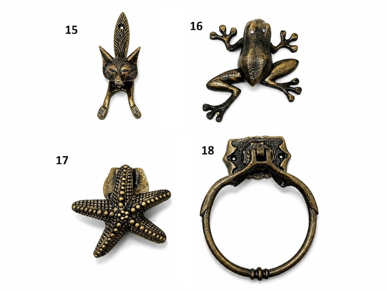 Puede incluir: Una colecci&oacute;n de cuatro piezas de herrajes de metal en tono lat&oacute;n antiguo numeradas del 15 al 18. El art&iacute;culo 15 es un tirador con forma de zorro, el 16 de rana, el 17 de estrella de mar y el 18 es un tirador de anillo con placa decorativa.
