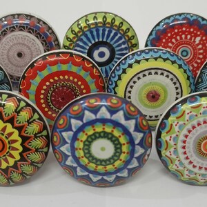 Puede incluir: Diez pomos de cer&aacute;mica coloridos con dise&ntilde;os de mandalas. Cada pomo presenta un patr&oacute;n diferente de c&iacute;rculos, espirales y formas geom&eacute;tricas en tonos de azul, verde, rojo, amarillo y naranja.