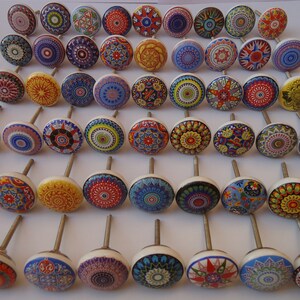 Pu&ograve; includere: Una collezione di 36 pomelli per mobili in ceramica colorati con intricati disegni di mandala. Ogni pomello presenta un motivo unico in tonalit&agrave; di rosso, blu, giallo, verde e viola. I pomelli sono perfetti per aggiungere un tocco di stile boh&eacute;mien a qualsiasi stanza.