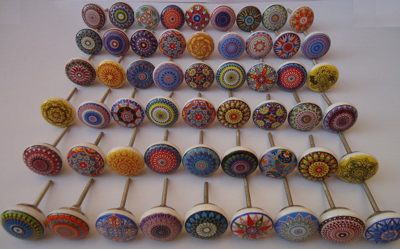 Pu&ograve; includere: Una collezione di 36 pomelli per mobili in ceramica colorati con intricati disegni di mandala. Ogni pomello presenta un motivo unico in tonalit&agrave; di rosso, blu, giallo, verde e viola. I pomelli sono perfetti per aggiungere un tocco di stile boh&eacute;mien a qualsiasi stanza.