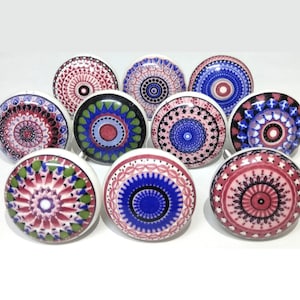 Pomelli in ceramica multicolore, maniglie per cassetti fatte a mano