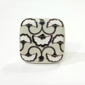 Bouton de meuble en céramique fait main : motif floral noir et blanc, 2,0 po. image 2