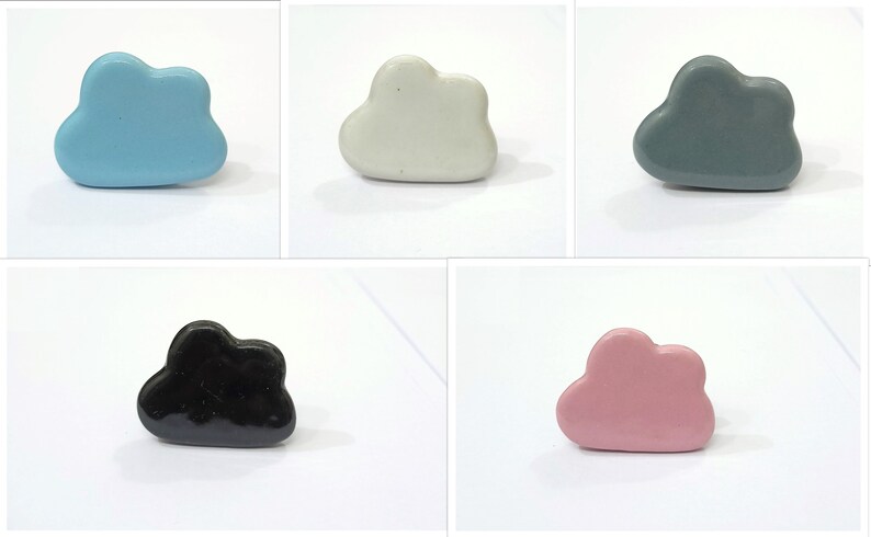 Pu&ograve; includere: Cinque tiretti per cassetti in ceramica a forma di nuvola in diversi colori: azzurro, bianco, grigio, nero e rosa.