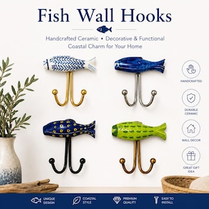Peut inclure: Quatre patères murales en céramique en forme de poisson avec des crochets doubles en métal. Le crochet en haut à gauche est blanc à motifs bleus, celui en haut à droite est bleu uni, en bas à gauche bleu à pois jaunes, et en bas à droite vert à écailles.