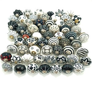 Handgefertigte Keramikgriffe in Schwarz & Weiß