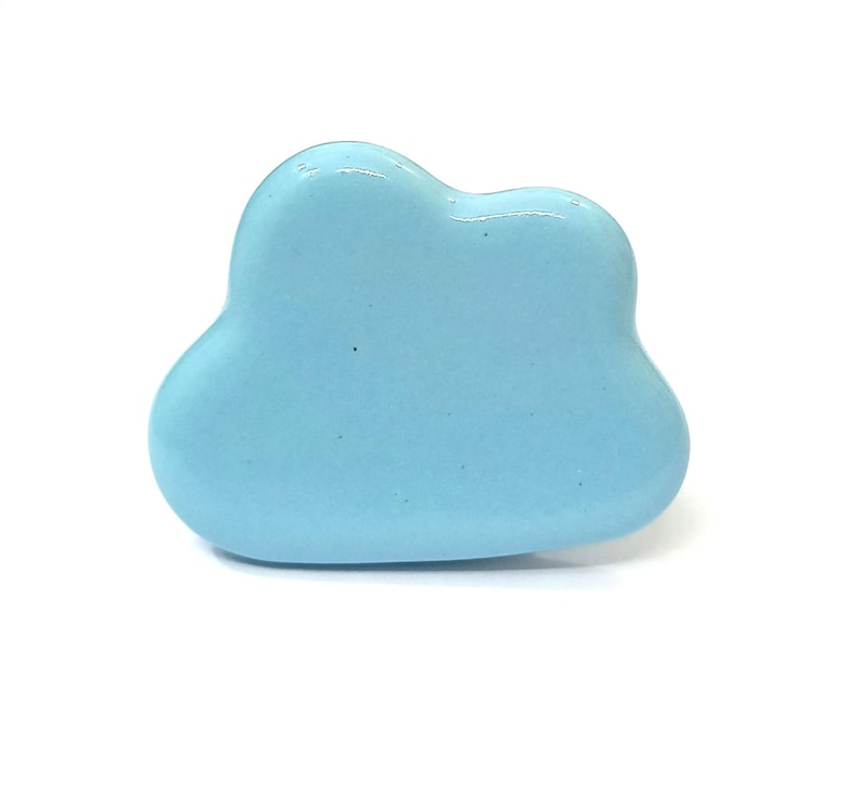 Pode incluir: Um objeto decorativo em forma de nuvem azul claro. O objeto tem um acabamento liso e brilhante e uma forma arredondada e org&acirc;nica. A cor &eacute; um azul pastel suave, e o objeto est&aacute; sobre um fundo branco.