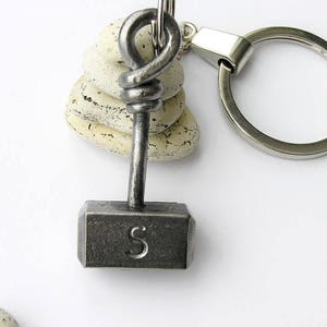 Llavero personalizado Llavero Thor Hammer forjado con letra su nombre Llavero personalizado Llavero personalizado 6º aniversario Regalo del padre