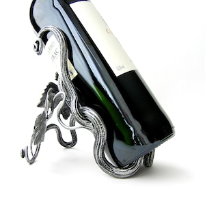 Soporte para botella de vino forjado a mano Grapevine, cena de Acción de Gracias, soporte de vino de metal, botellero de metal, regalo único de Acción de Gracias, inauguración de la casa