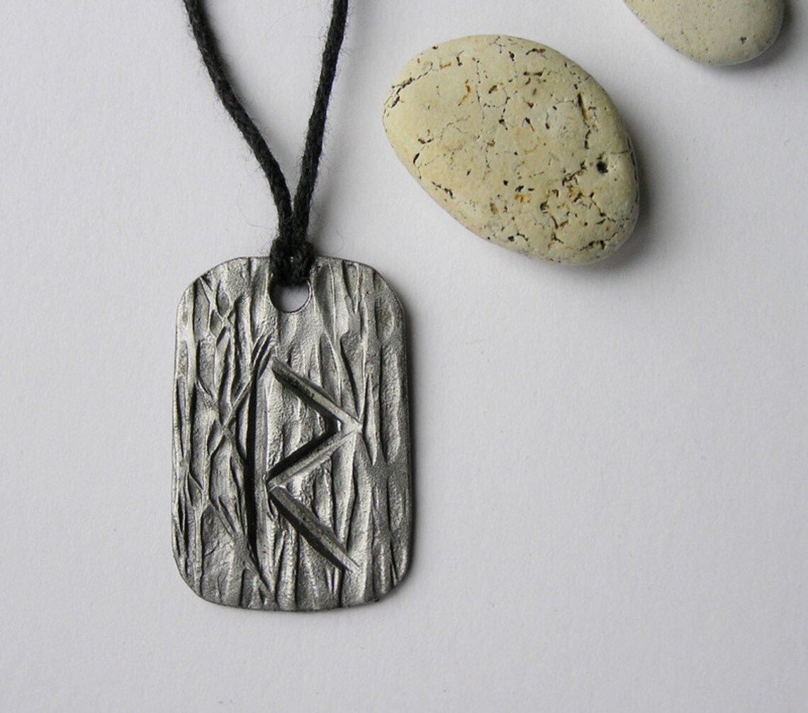 Runa Vikinga De Protección Colgante VIKINGS. Talismán Nórdico Celta Bañado En Plata. Original Idea De Regalo