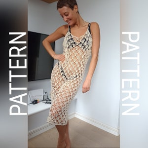 Op de afbeelding: Een gehaakte maxi-jurk met een los, open geweven patroon. De jurk is crèmekleurig en heeft een halternek.