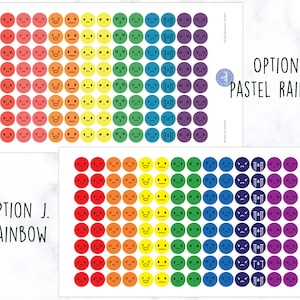 Puede incluir: Dos hojas de pegatinas redondas de colores con diferentes expresiones faciales. La hoja superior tiene un esquema de colores arco&iacute;ris pastel y la hoja inferior tiene un esquema de colores arco&iacute;ris brillante. El texto "OPTION I. PASTEL RAINBOW" est&aacute; en la hoja superior y el texto "OPTION J. RAINBOW" est&aacute; en la hoja inferior.