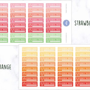 K&ouml;nnte beinhalten: Ein Satz bedruckbarer Aufkleber zum Verfolgen von Kopfschmerzen in drei Farbschemata: Orange, Erdbeere und Gr&uuml;n. Jeder Aufkleber zeigt eine Comic-Erdbeere mit einer Krone und den Text "HEADACHE TRACKER" mit Platz f&uuml;r 10 H&auml;kchen.