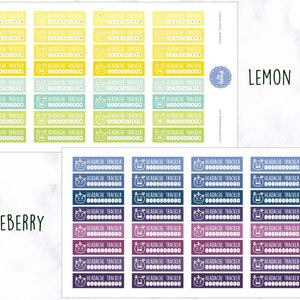 K&ouml;nnte beinhalten: Ein Blatt bedruckbarer Aufkleber mit einem Kopfschmerz-Tracker-Design. Die Aufkleber sind in drei Farbschemata erh&auml;ltlich: Zitronen-Limette, Blaubeere und eine Mischung aus Blau und Lila. Jeder Aufkleber hat ein Comic-Katzen-Gesicht und den Text "HEADACHE TRACKER" mit einer Reihe von 10 Kreisen zum Verfolgen.