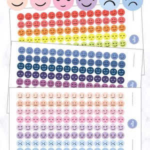 Könnte beinhalten: Blätter mit bunten Emoji-Aufklebern. Jedes Blatt zeigt Reihen kleiner, runder Aufkleber mit verschiedenen Gesichtsausdrücken, darunter fröhliche, traurige und wütende Gesichter. Die Aufkleber sind in einem Regenbogen von Farben angeordnet, von Rot bis Blau.