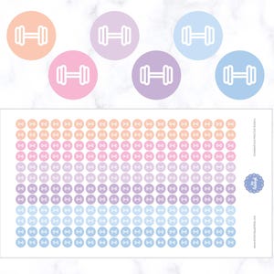 Op de afbeelding: Een vel met pastelkleurige, ronde stickers met een halter-icoon in wit. De stickers zijn gerangschikt in rijen van 10, met een kleurverloop van perzik naar roze, paars en blauw. Het vel is gelabeld met "Download and Print Mini Size Stickers".