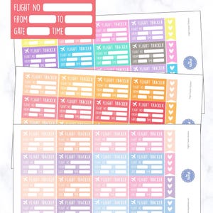 Peut inclure: Planche d'autocollants de suivi de vol colorés. Chaque autocollant comporte des champs pour le numéro de vol, l'origine, la destination, la porte et l'heure. Les autocollants sont de différentes couleurs, dont le rose, le violet, le vert et l'orange.