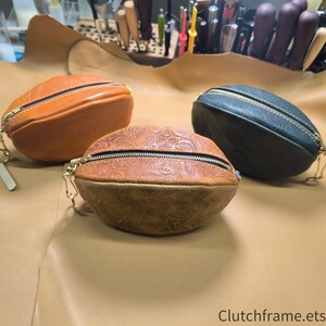 Piccola custodia in pelle a forma di pallone da calcio fatta a mano – Vera pelle conciata al vegetale, contenitore compatto per auricolari, monete, gioielli o tabacco