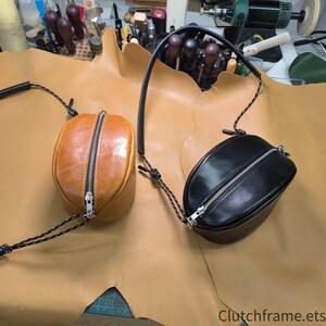 Personalisierte handgefertigte Leder Umhängetasche in Fußballform - Premium Rindsleder / Schaffell Handy & Schlüssel Tasche (Unisex)