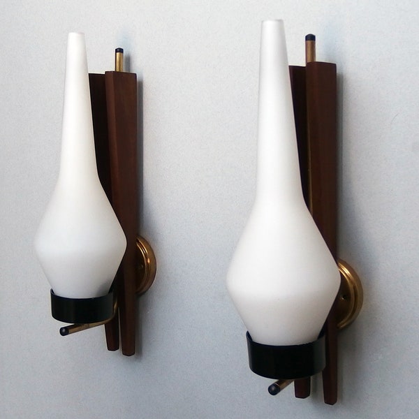 Paar van 50's Italiaanse stilnovo sconces met matopaline glastinten, messing en teakhout