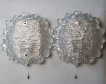 Paire de grandes appliques Peill et Putzler des années 70 avec dômes en verre texturé épais et base en acier inoxydable