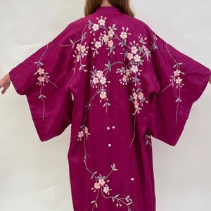 アンティークの日本の着物 - 江戸時代の日本の刺繍の打掛ローブ アンティークの日本の着物 - 江戸時代の日本の刺繍の打掛ローブ
