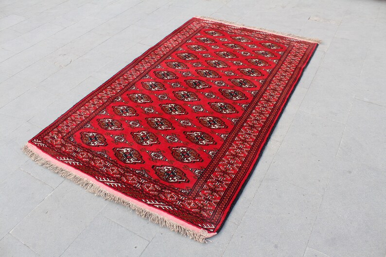 Puede incluir: Una alfombra roja con un dise&ntilde;o persa tradicional. La alfombra tiene un borde con flecos y est&aacute; hecha de lana.