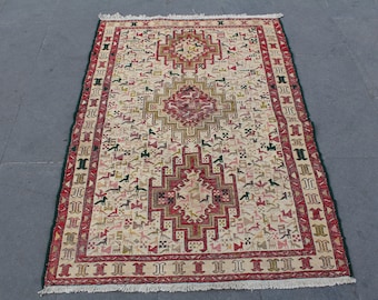 Vintage sumak kilim rug  ,Silk sumak rooster rug, Sumak rug kilim, Pale colour rug, Home decor silk sumak, Silk area rug, 136x95cm,4.4x3.ft