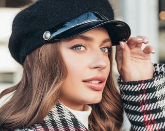 Black Newsboy Hat with Patent Leather Visor – Stylish Winter Beret