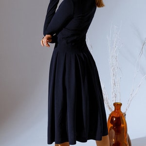 Robe midi élégante pour femme avec des plis tendance Design féminin et flatteur Robe de printemps bleu foncé tenue décontractée image 2