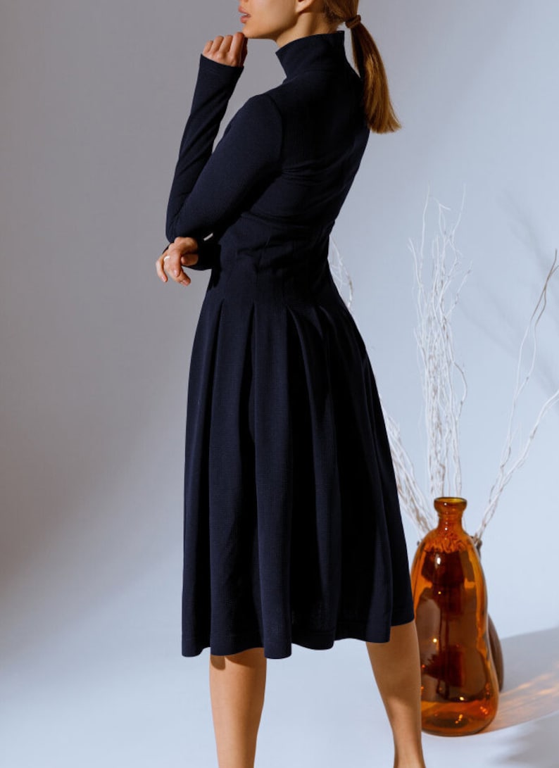 Robe midi élégante pour femme avec des plis tendance Design féminin et flatteur Robe de printemps bleu foncé tenue décontractée image 2