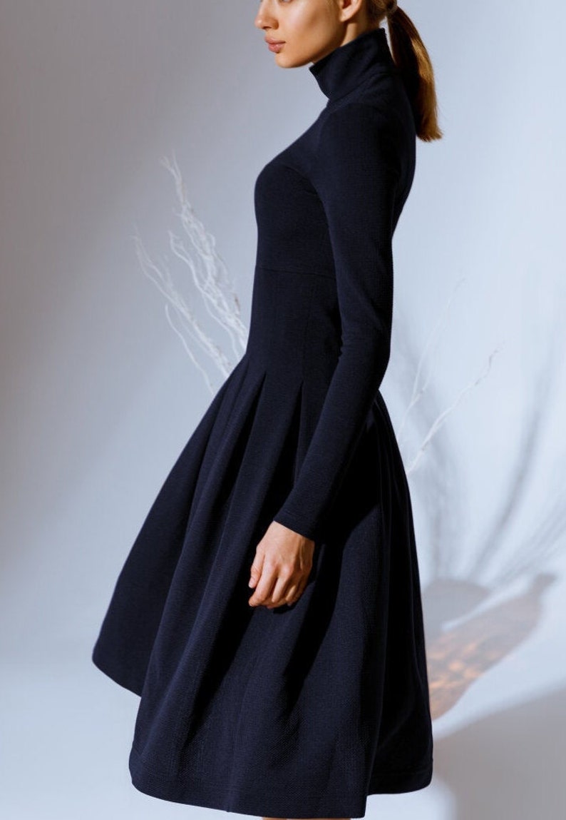 Robe midi élégante pour femme avec des plis tendance Design féminin et flatteur Robe de printemps bleu foncé tenue décontractée image 3