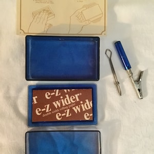 Org Ez wider hi flyer clean and stash tobacco kit. Rolling paper, 1 cigarette clip. original directions pick your color