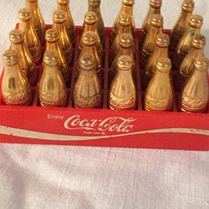 Rare Trade mark 24 Vtg Coca-Cola gold mini bottles in original red plastic