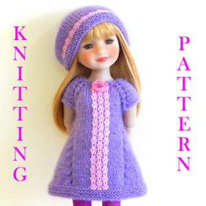 Puede incluir: Patrón de tejido para un vestido morado y una boina a juego para una muñeca. El vestido tiene un ribete rosa y un detalle de flor rosa. El patrón se titula "Knitting Pattern".