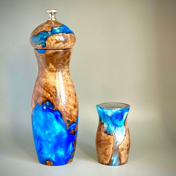 Maple and blue resin peppermill/pepper grinder and salt shaker set