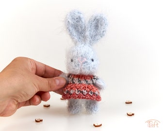 Mini gebreide teddyhaas Lola – pluche met gebreide jurk