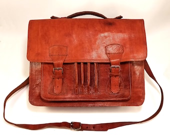 Maletín bandolera vintage de cuero, ideal para estudiantes o profesores.