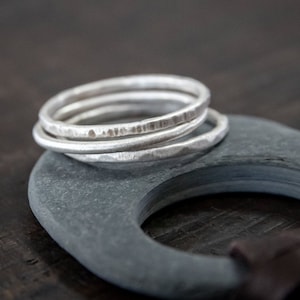 Stapelringe aus gebürstetem Silber | Matte Boho Handgehämmerte Ringe | Zarte Boho Stapelringe | Set aus drei Sterling Silber Stackers