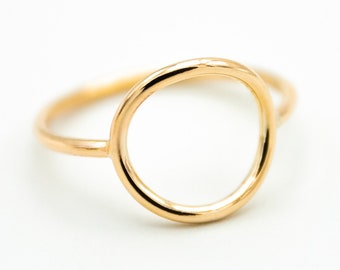 Anillo de círculo abierto de oro amarillo de 14 k: diseño geométrico minimalista